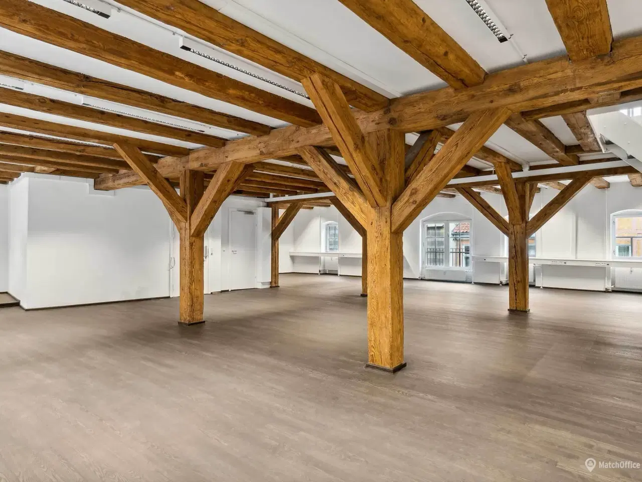 Billede 1 - Nyistandsat kontor med fritlagte bjælker og ny behandlede trægulve