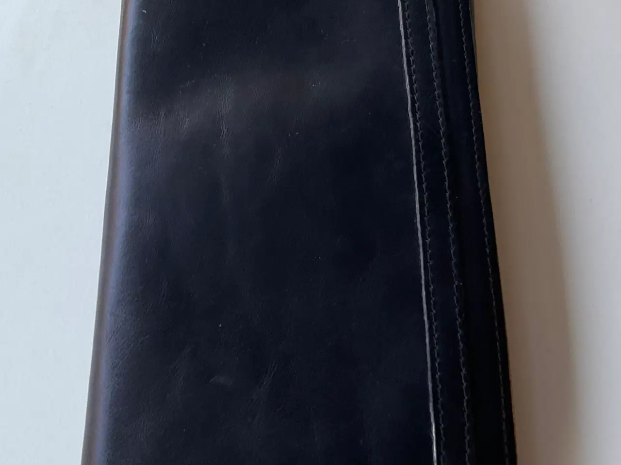 Billede 2 - Fin lille sort dametaske. Ca. 24x13 cm.