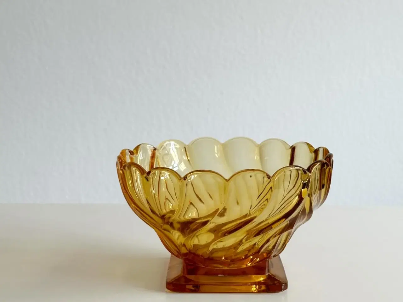 Billede 1 - Ravfarvet glasskål på fod