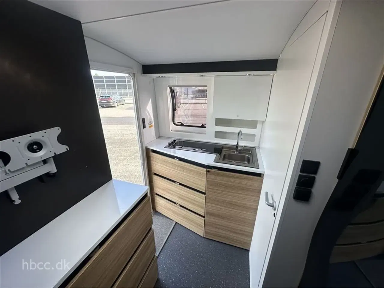 Billede 2 - 2023 - Adria Action 391 LH   Adria Action 391 LH – Kompakt designvogn med batteripakke &amp; Kampa lufttelt