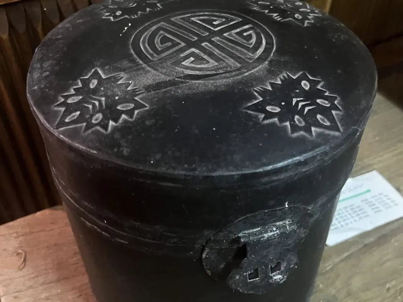 Billede 1 - Kina .sort hatteboks læder m. prægede motiver