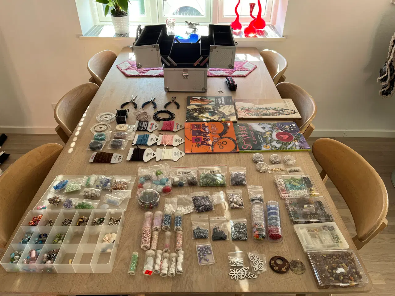 Billede 1 - Perler, tilbehør og bøger til smykkefremstilling