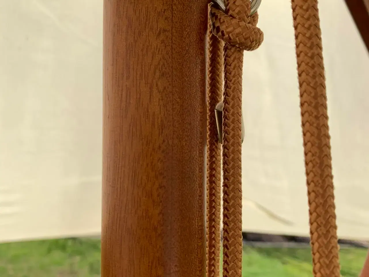 Billede 3 - Skagerak parasol i beige med træstang og granitfod