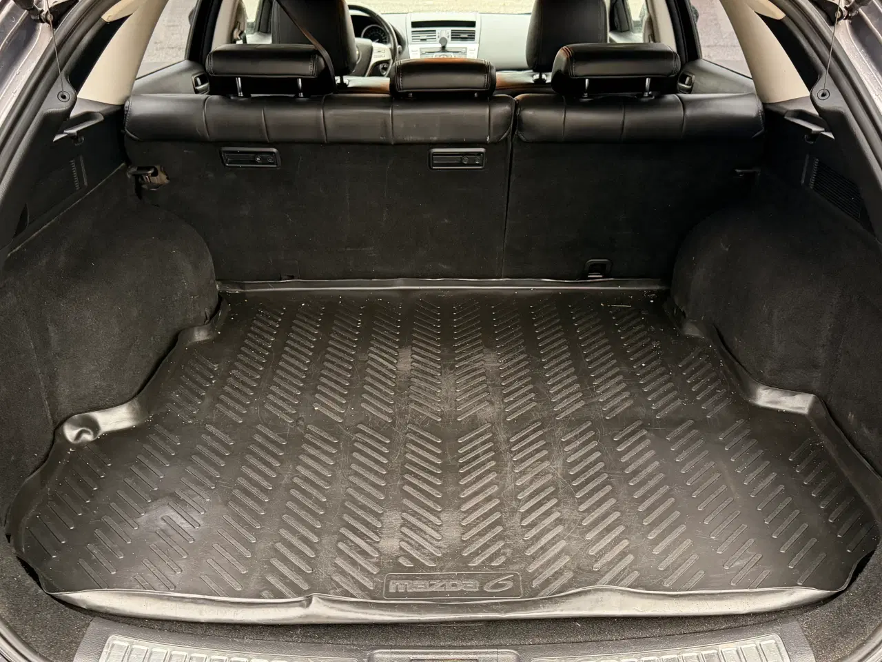 Billede 12 - Rummelig Mazda med læderkabine 