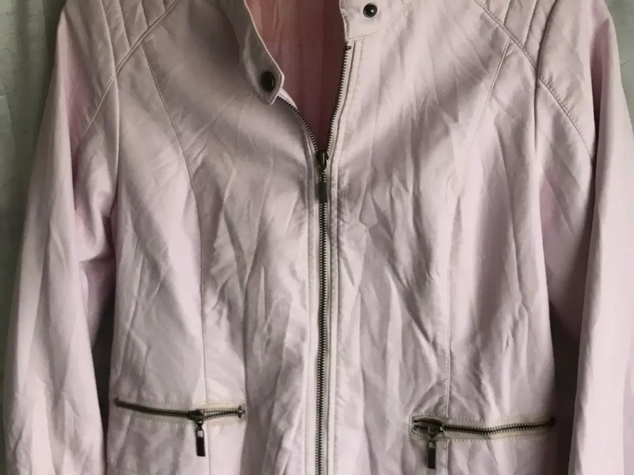 Billede 1 -   Kort imiteret skind jakke (krøllet look )