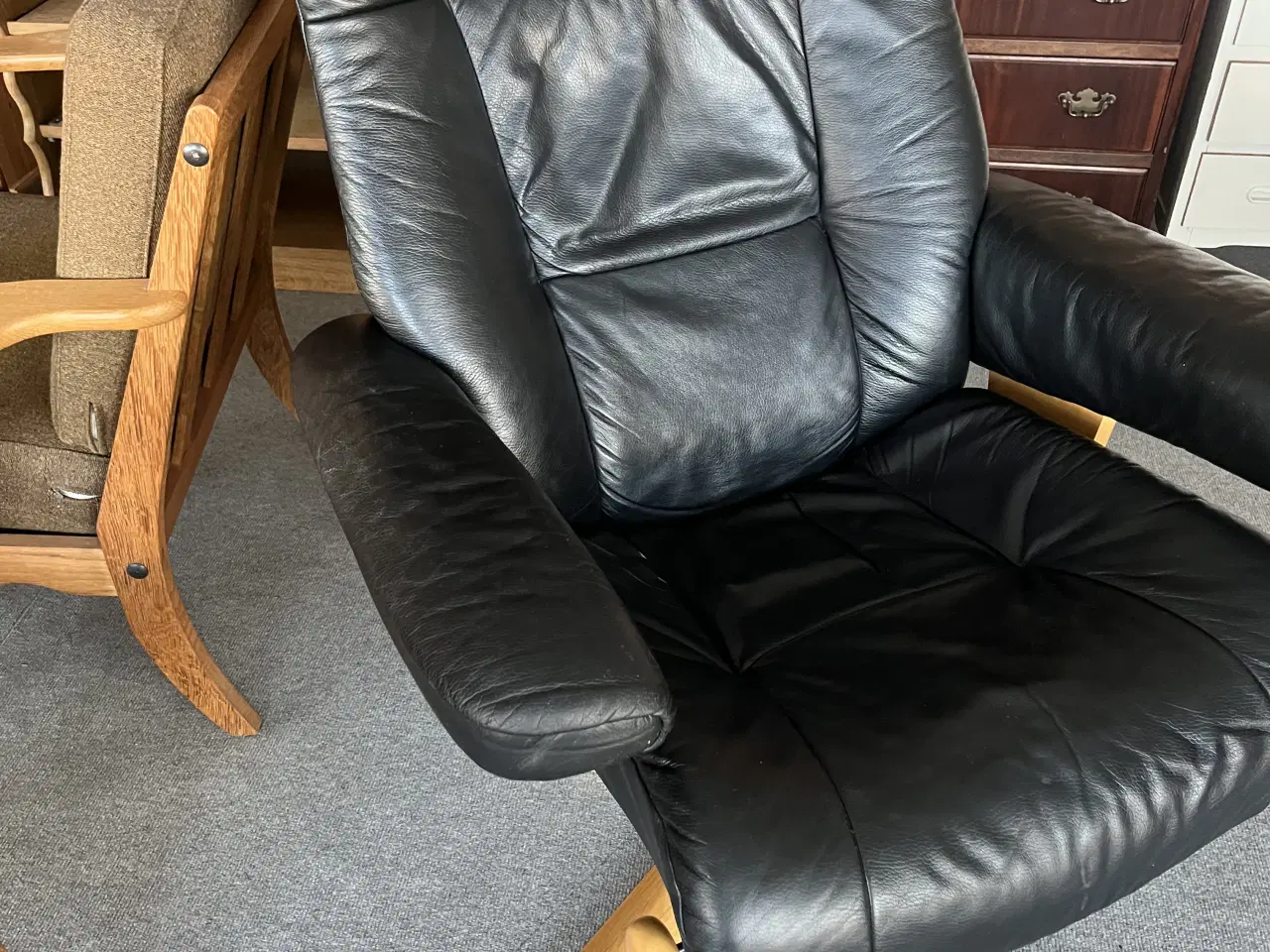 Billede 2 - Lænestol i sort læder med drej og vip