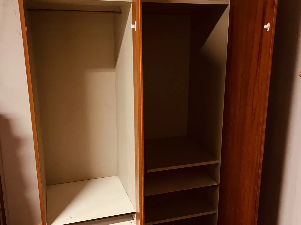 Billede 2 - Klædeskabe i teaktræ 