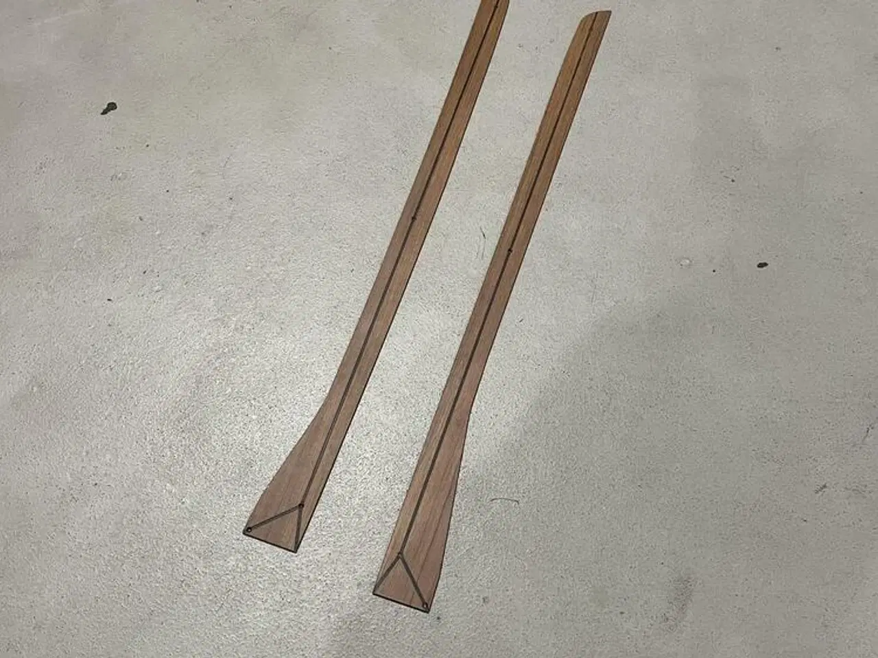 Billede 1 - Coaster 600 – Sidelister i Teaklook (sæt á 2 stk.) – Let skade på bagsiden