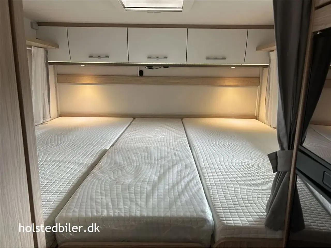 Billede 15 - 2019 - SunLight T 67 Activ   Km 42000 - 5 selepladser - hævesænkeseng.