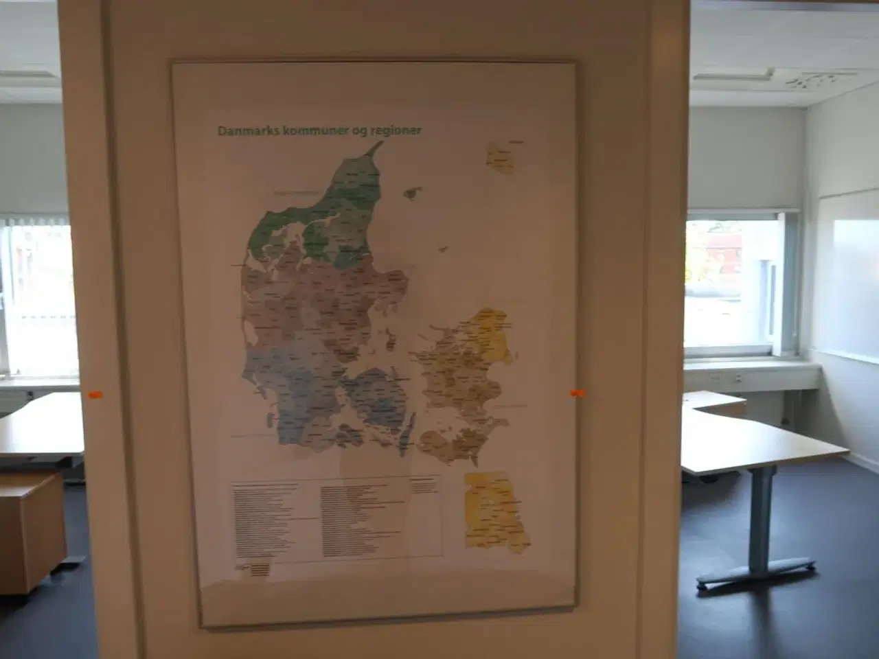 Billede 2 - Plante i krukke samt danmarkskort