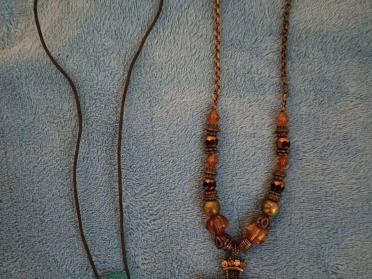 Billede 7 - Plastboks med diverse smykker fra Simili & Pilgrim