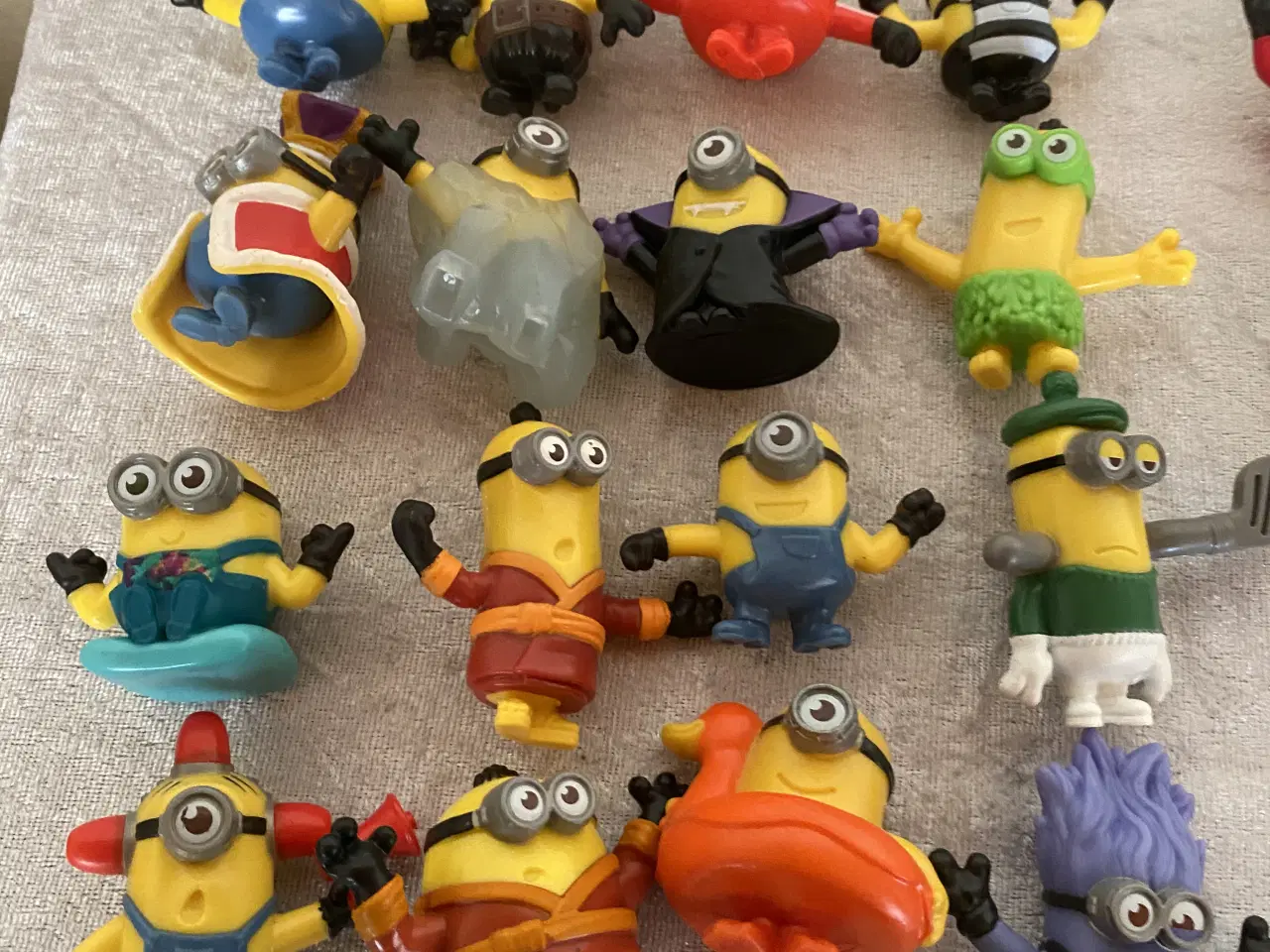 Billede 3 - Minions små figurer samling, 58 stk