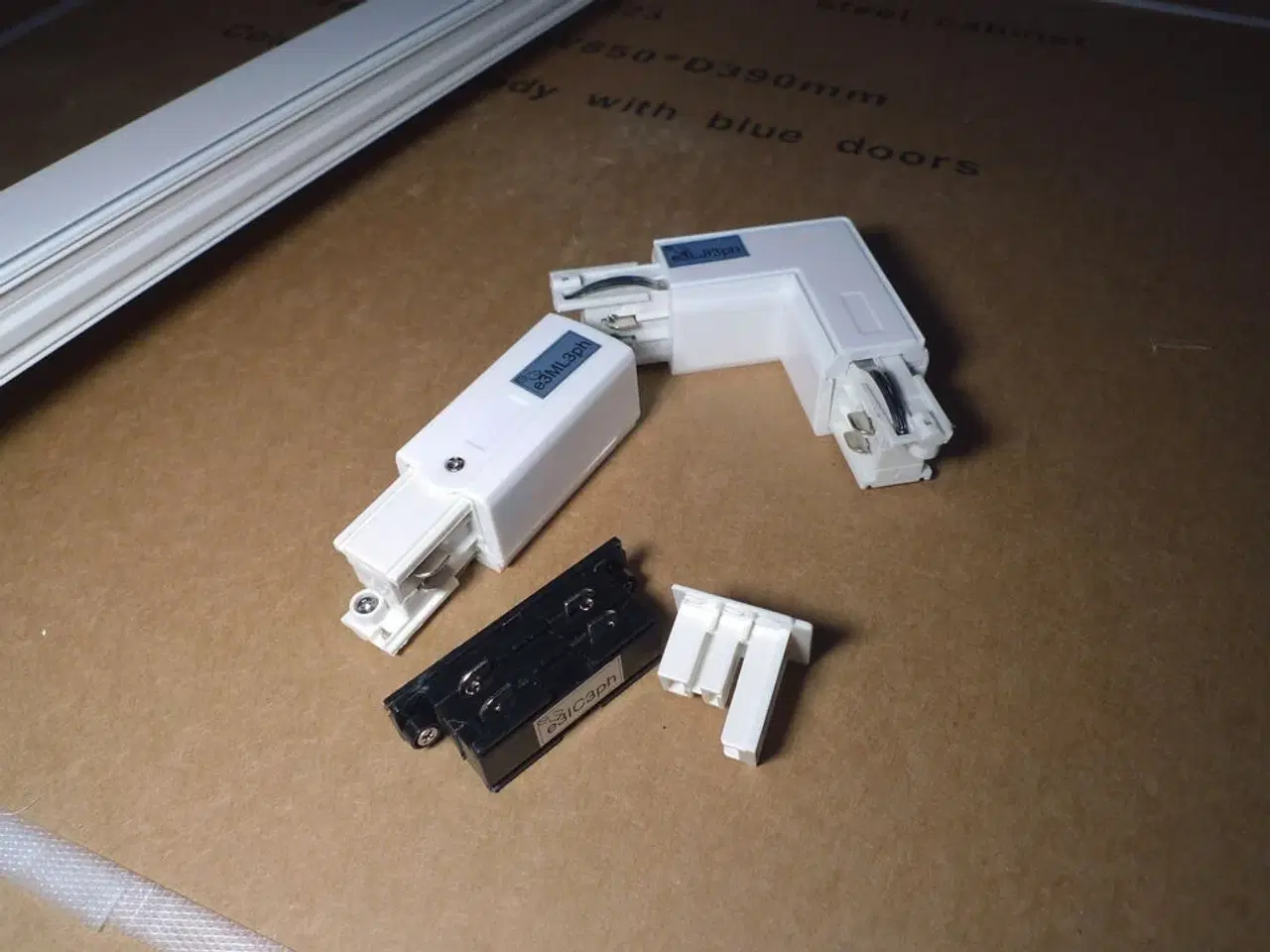 Billede 8 - 230V lysskinne 300cm hvid m/4 stk. lamper + monteringstilbehør