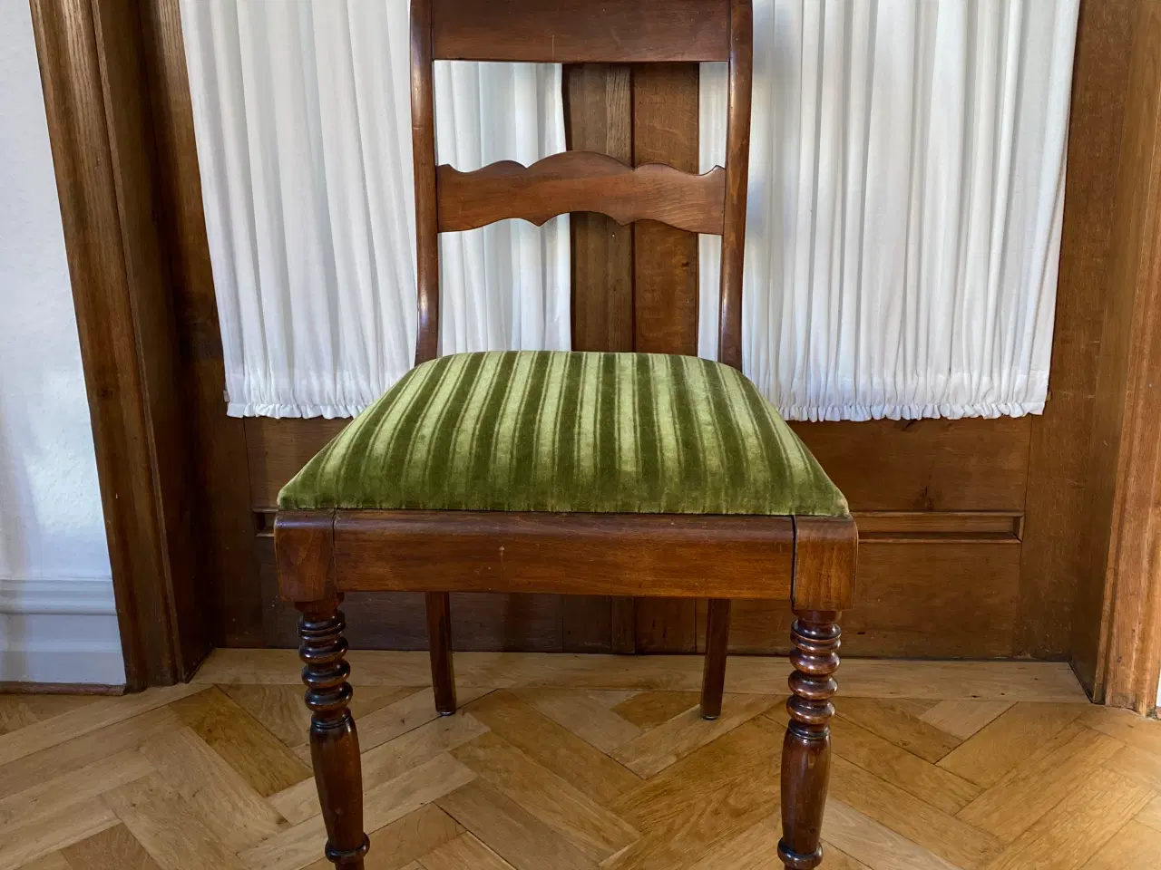 Billede 2 - Flot brun stol med grønt sæde