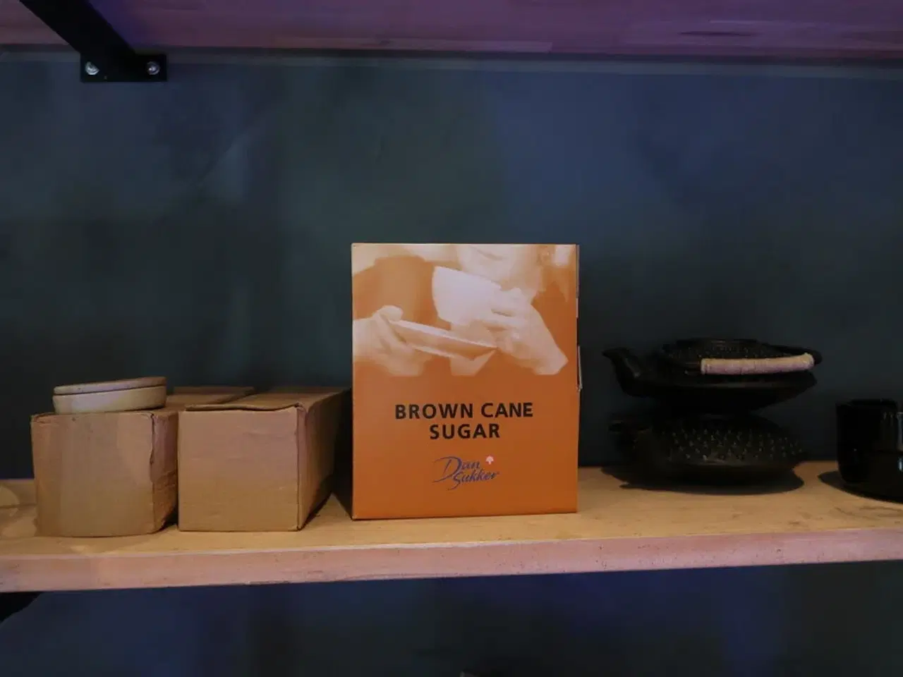 Billede 6 - Reol med indhold