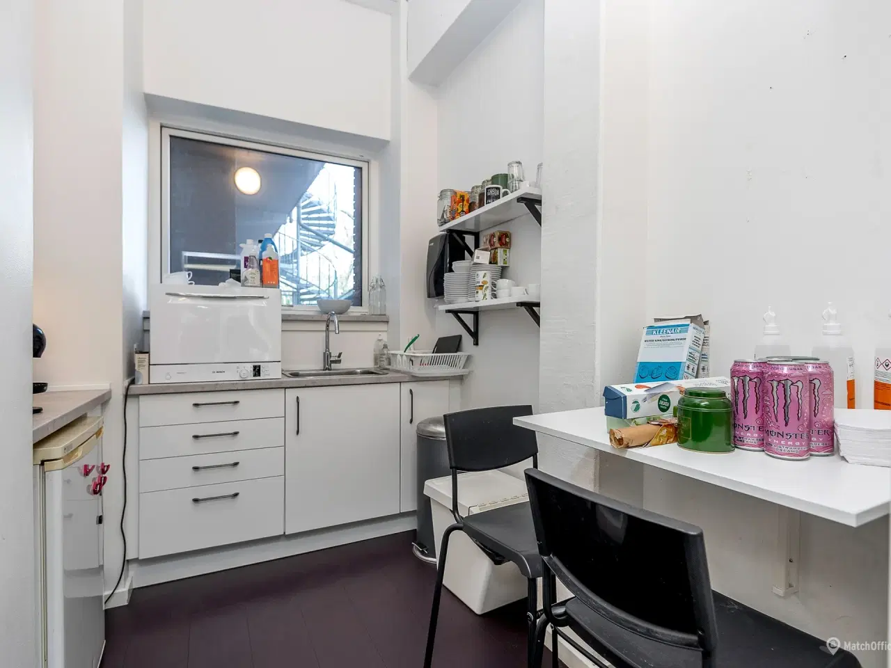 Billede 8 - Yderst central placering med store facadevinduer!