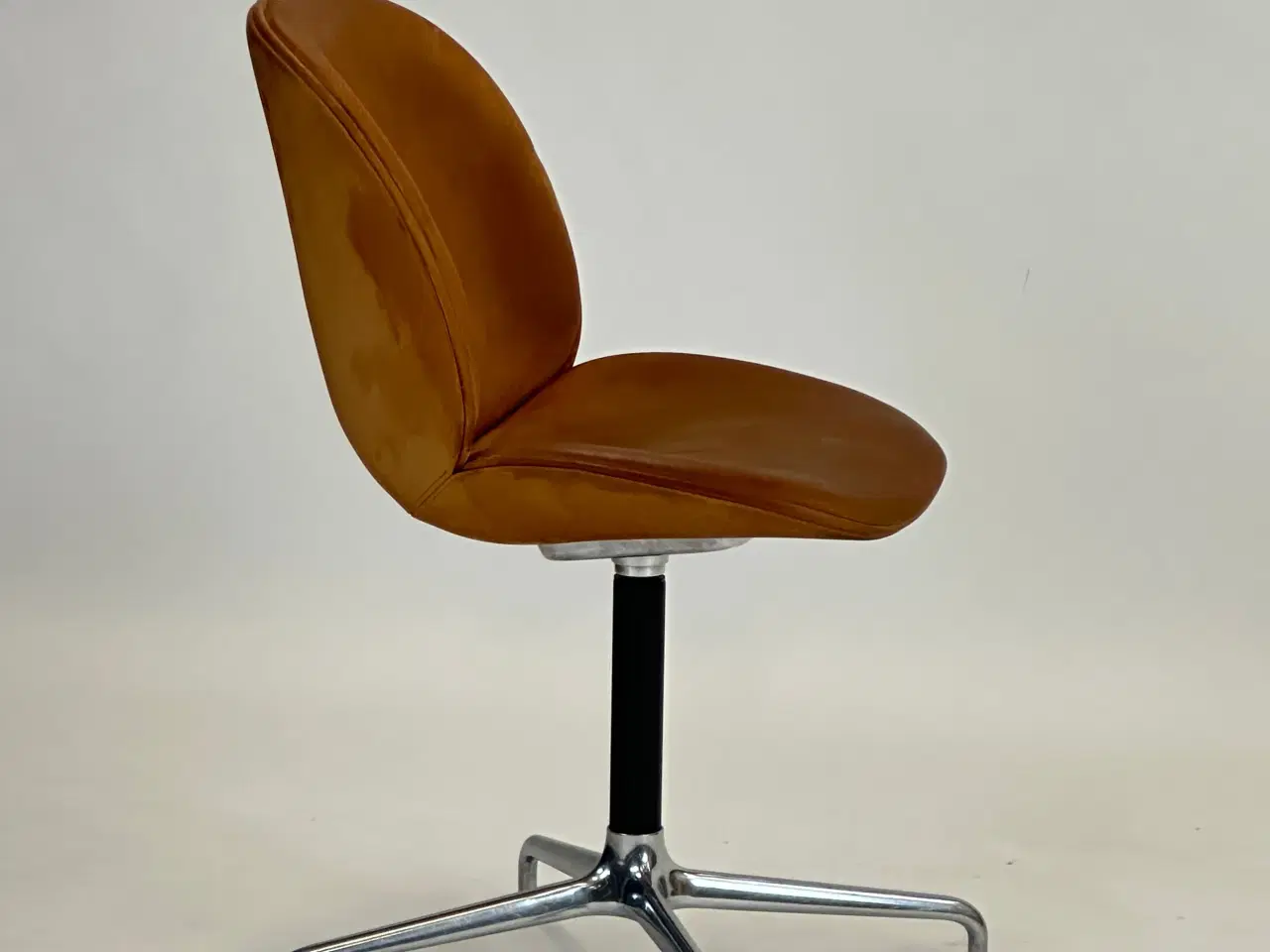 Billede 6 - GUBI | Beetle Meeting Chair (Cognac)