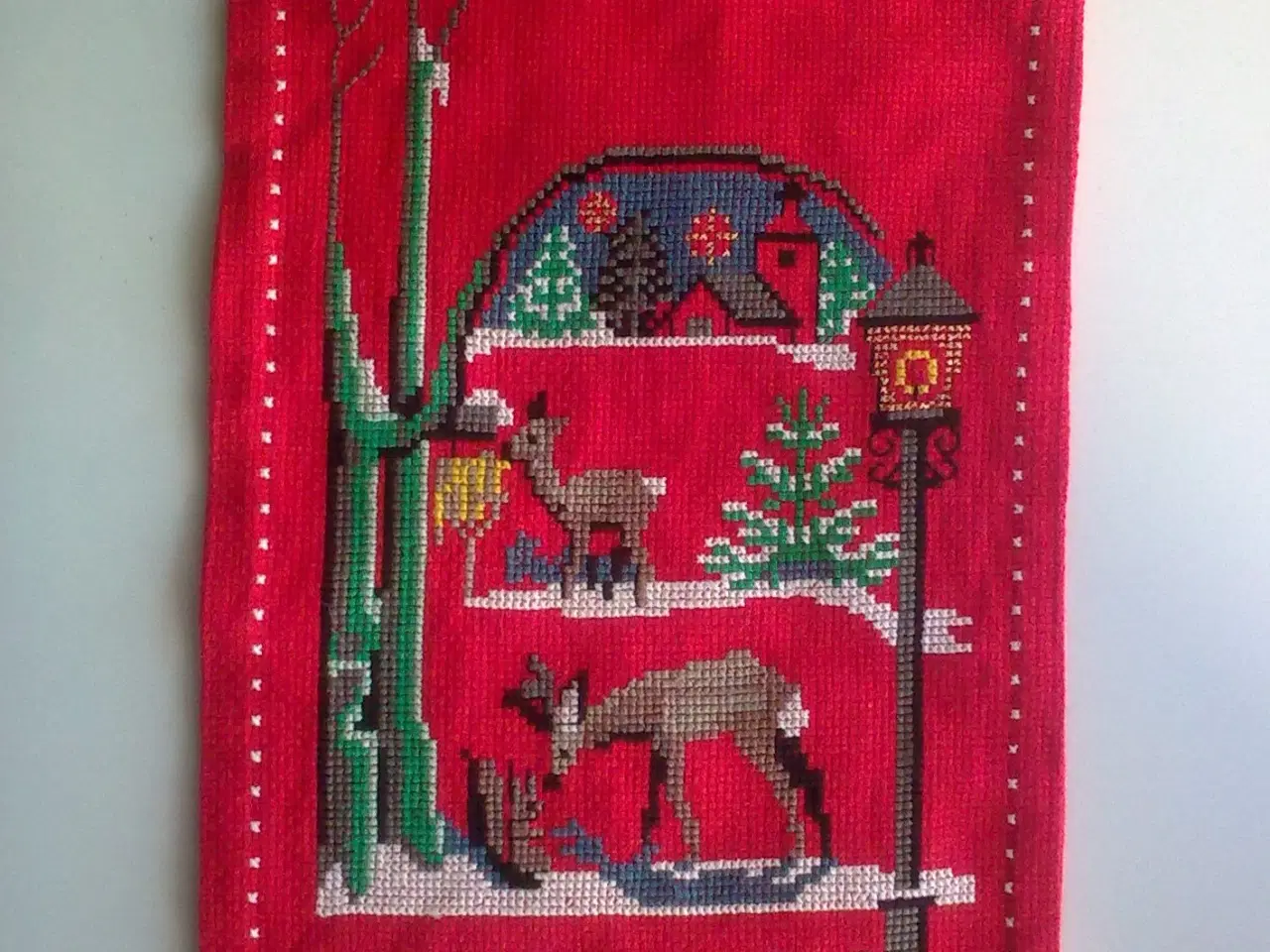 Billede 1 - Rød bordløber m rådyr julebroderi lysedug