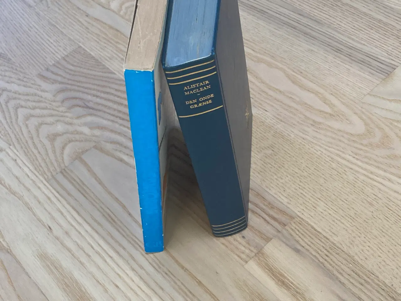 Billede 3 - Bogpakke med 6 bøger af Alistair MacLean