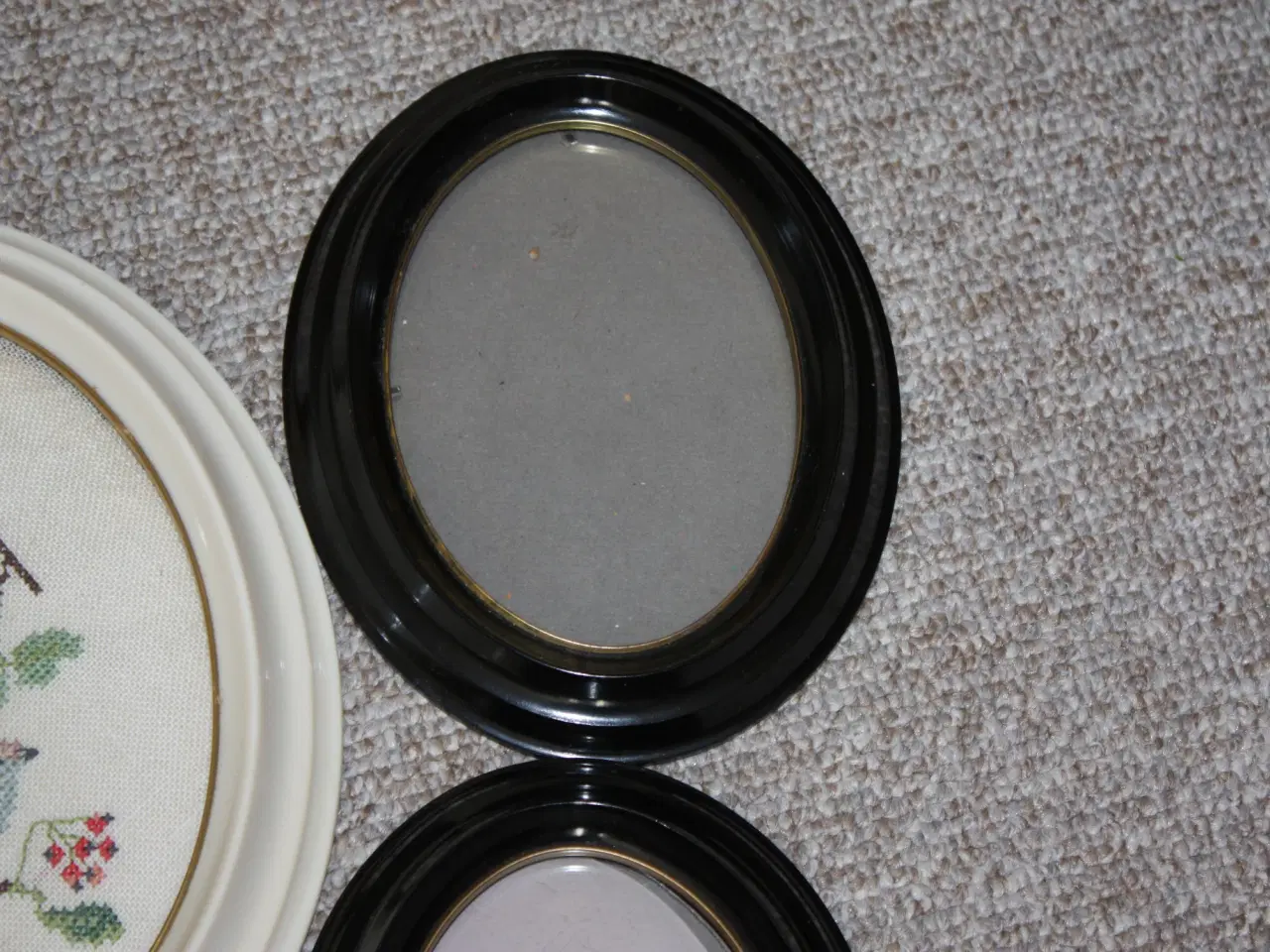 Billede 4 - Broderede billeder i fine ovale rammer med glas
