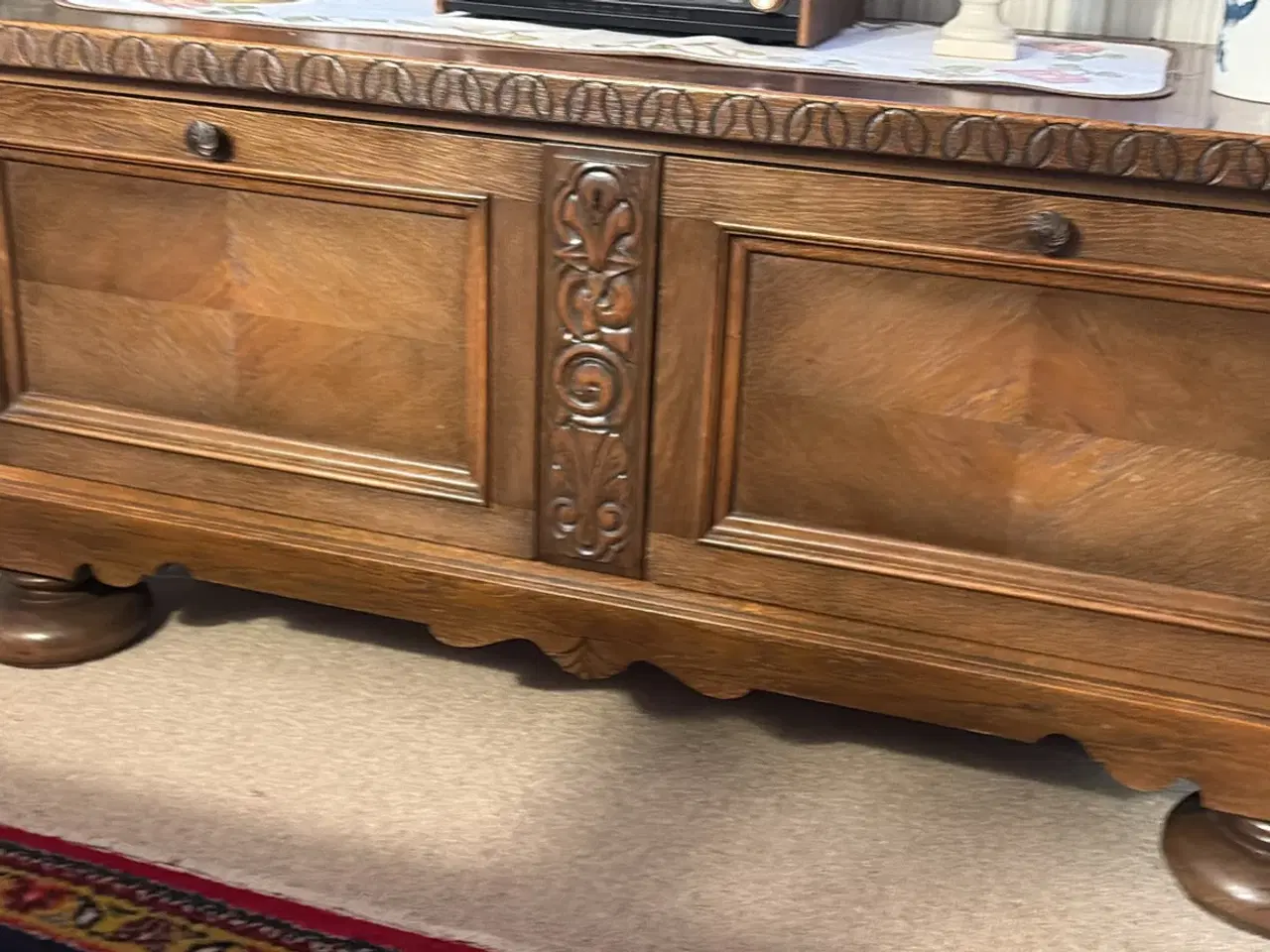 Billede 3 - Lav skænk med unikke udskæringer i mørkt træ