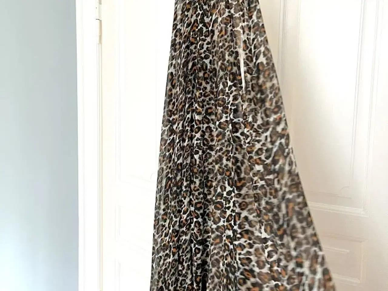 Billede 1 - Let og lang sommerkjole med leopard-mønster