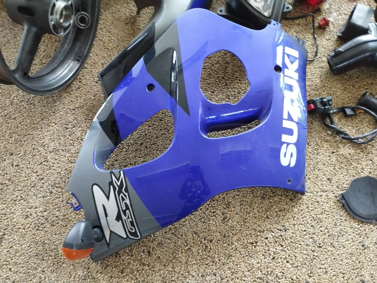 Billede 3 - Diverse skjolde m.v. til Suzuki GSX 600R.  (  50%)