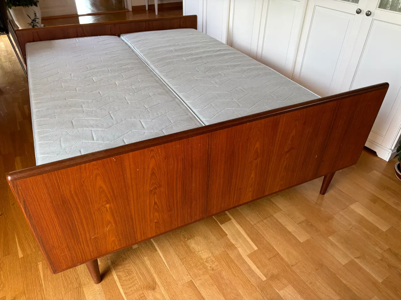 Billede 1 - Flot teak seng med madrasser fra HUMA