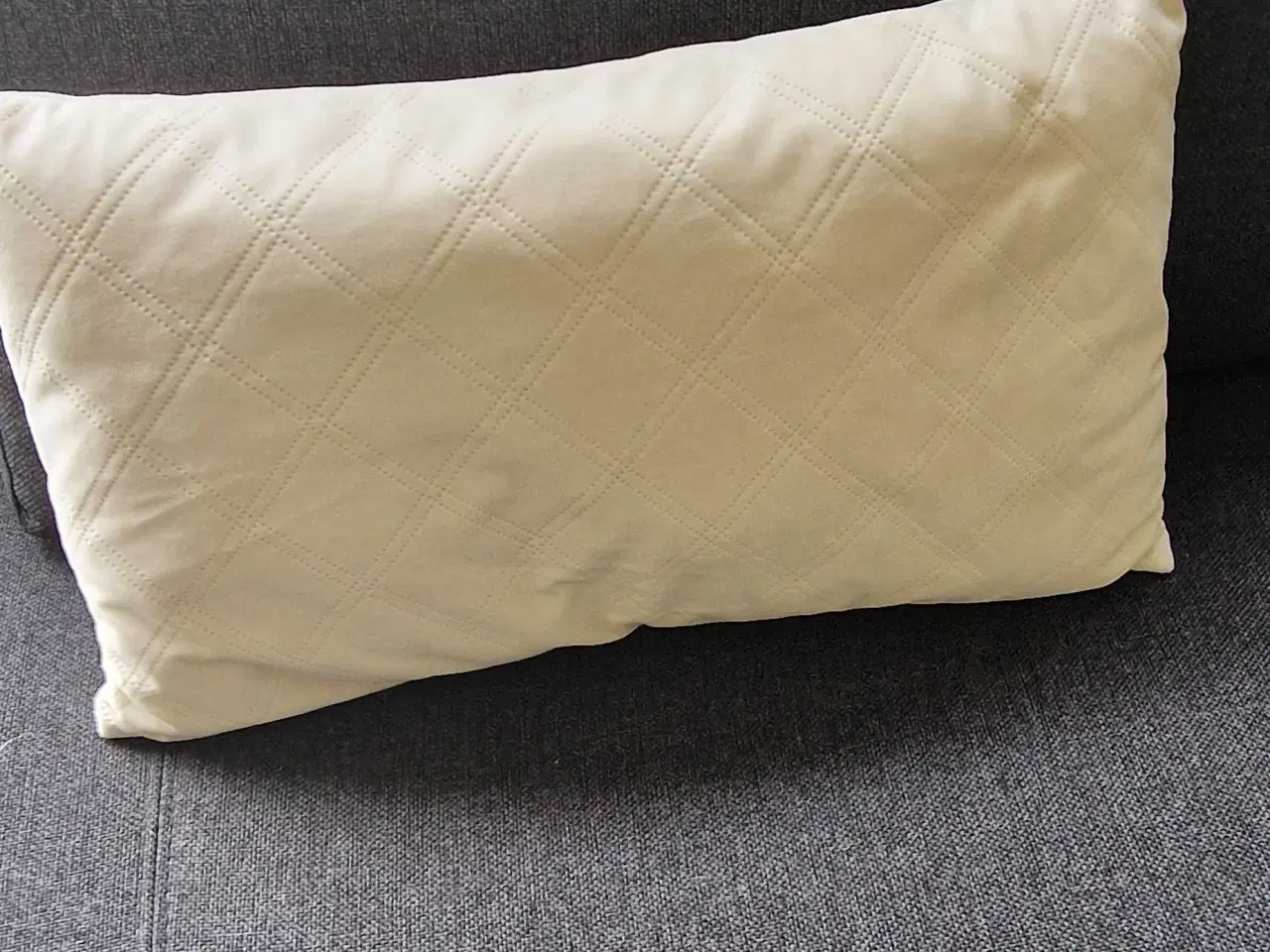 Billede 2 - Pyntepuder 2 stk, 25 x 45 cm