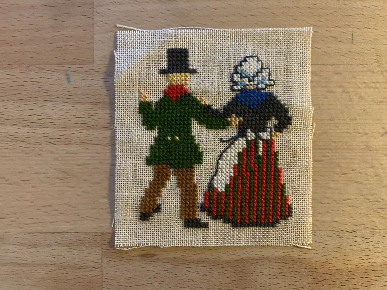 Billede 2 - Broderi, broderede folkedansere