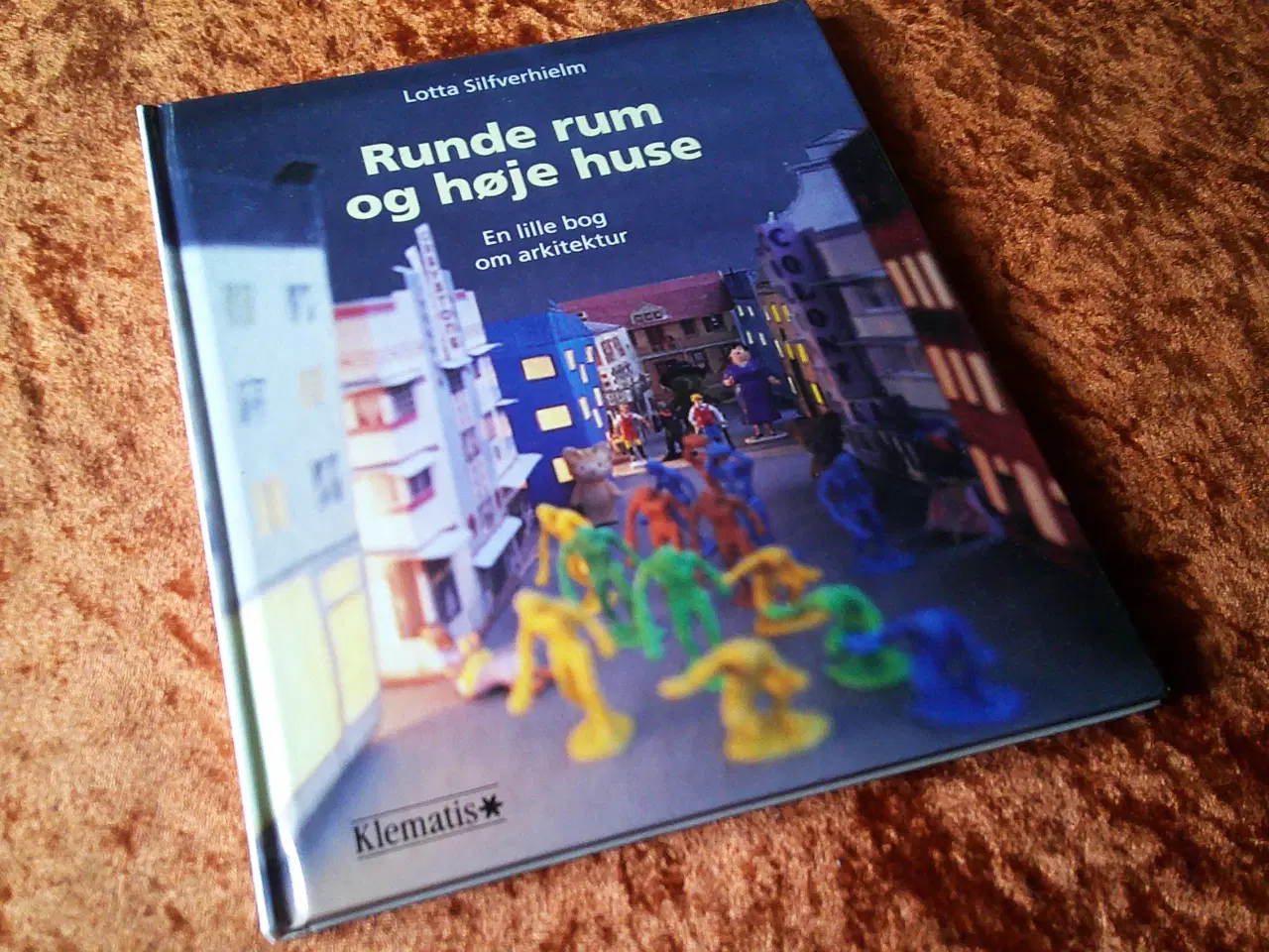 Billede 1 - Runde rum og høje huse, Lotta Silfverhielm,