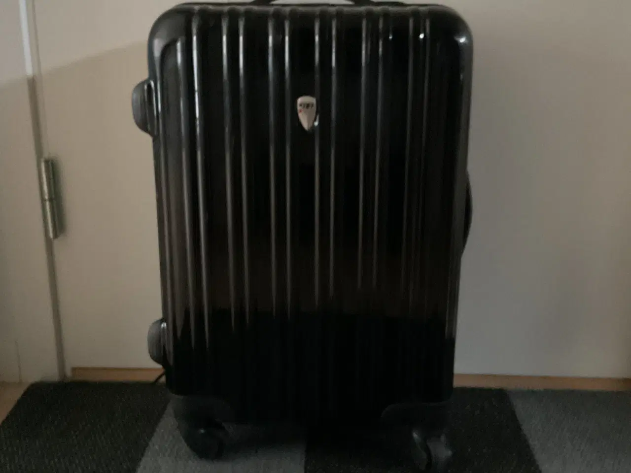 Billede 1 - Delsey kabineKuffert i sort med gode gummihjul, ly