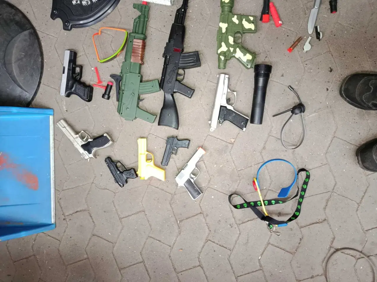 Billede 6 - Stor samling af lejetøjspostoler m.m.