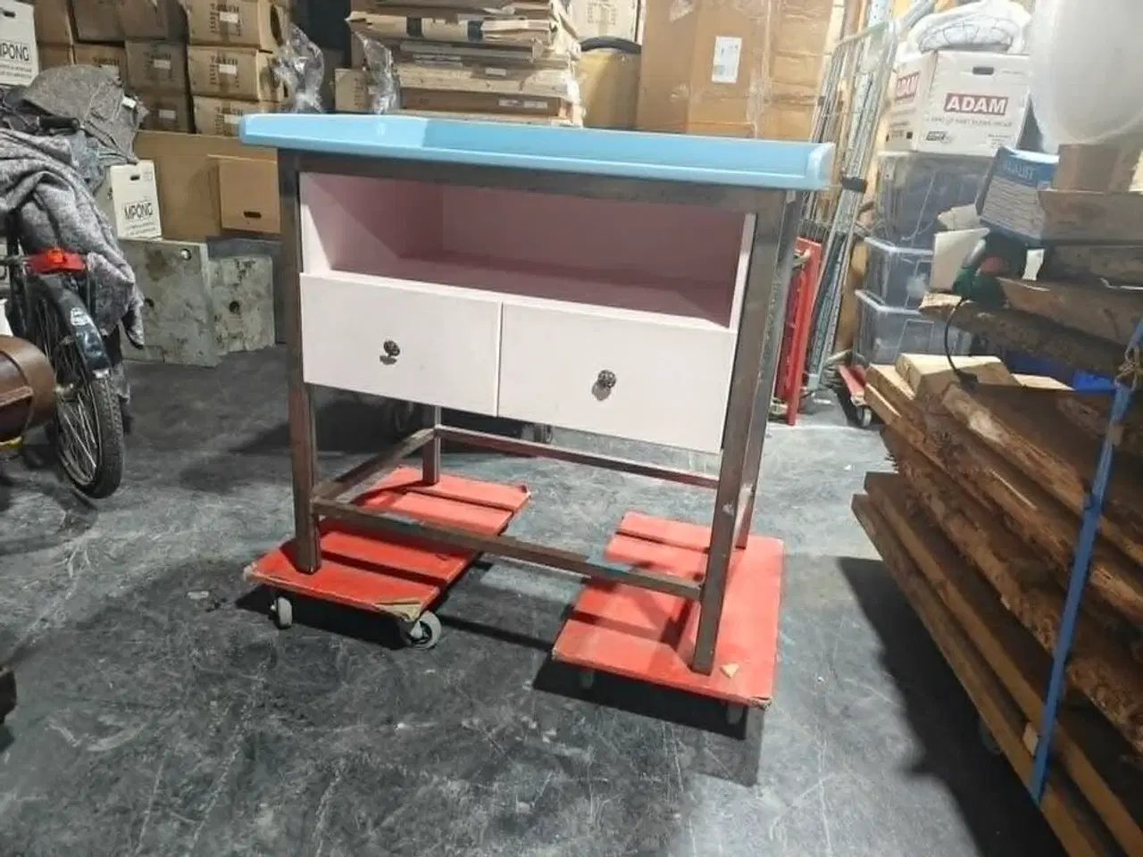 Billede 1 - Puslebord PULSEBORD MED STÅLSTEL. SKUFFER OG TOPPLADE I TRÆ. Mål: 109 x 75 cm. Højde 97 cm.