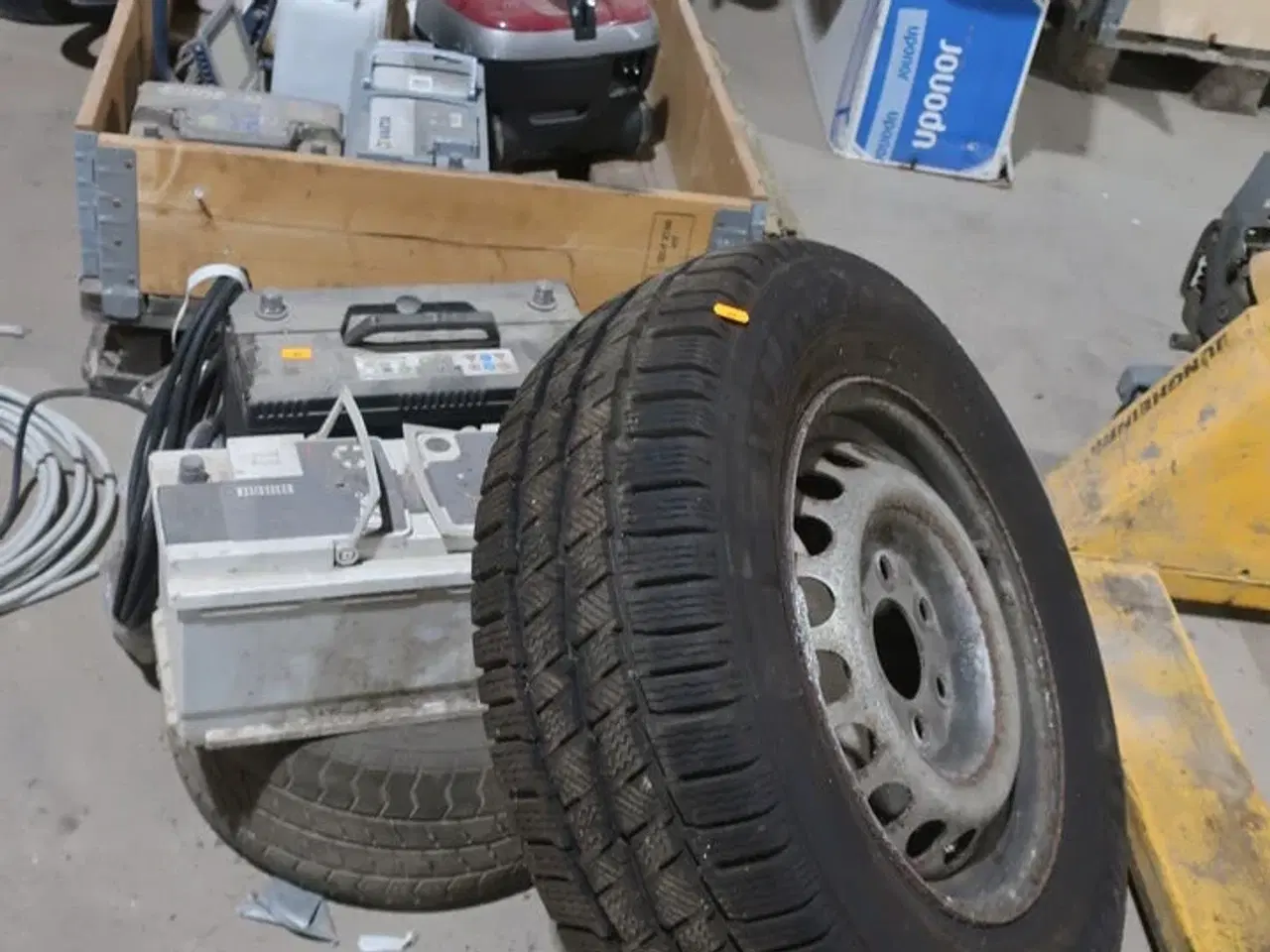 Billede 1 - Div. Batterier, støvsuger, varelager m.m.