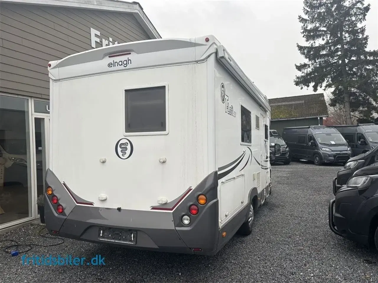 Billede 20 - 2015 - Elnagh T-Loft 531   Elnagh med 2 store langsgående senge og bad og wc bag i bilen og 5 selepladser