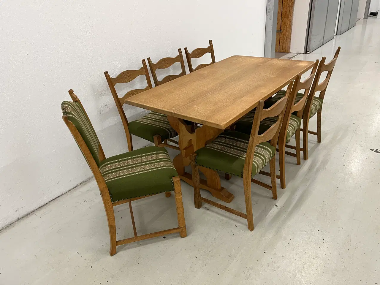 Billede 1 - Klassisk spisebordssæt i massiv eg Henry Kjærnulf.