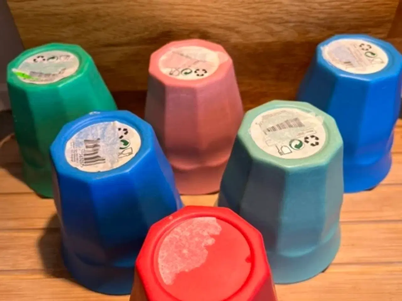Billede 2 - 6 robuste melamin-krus i glade farver