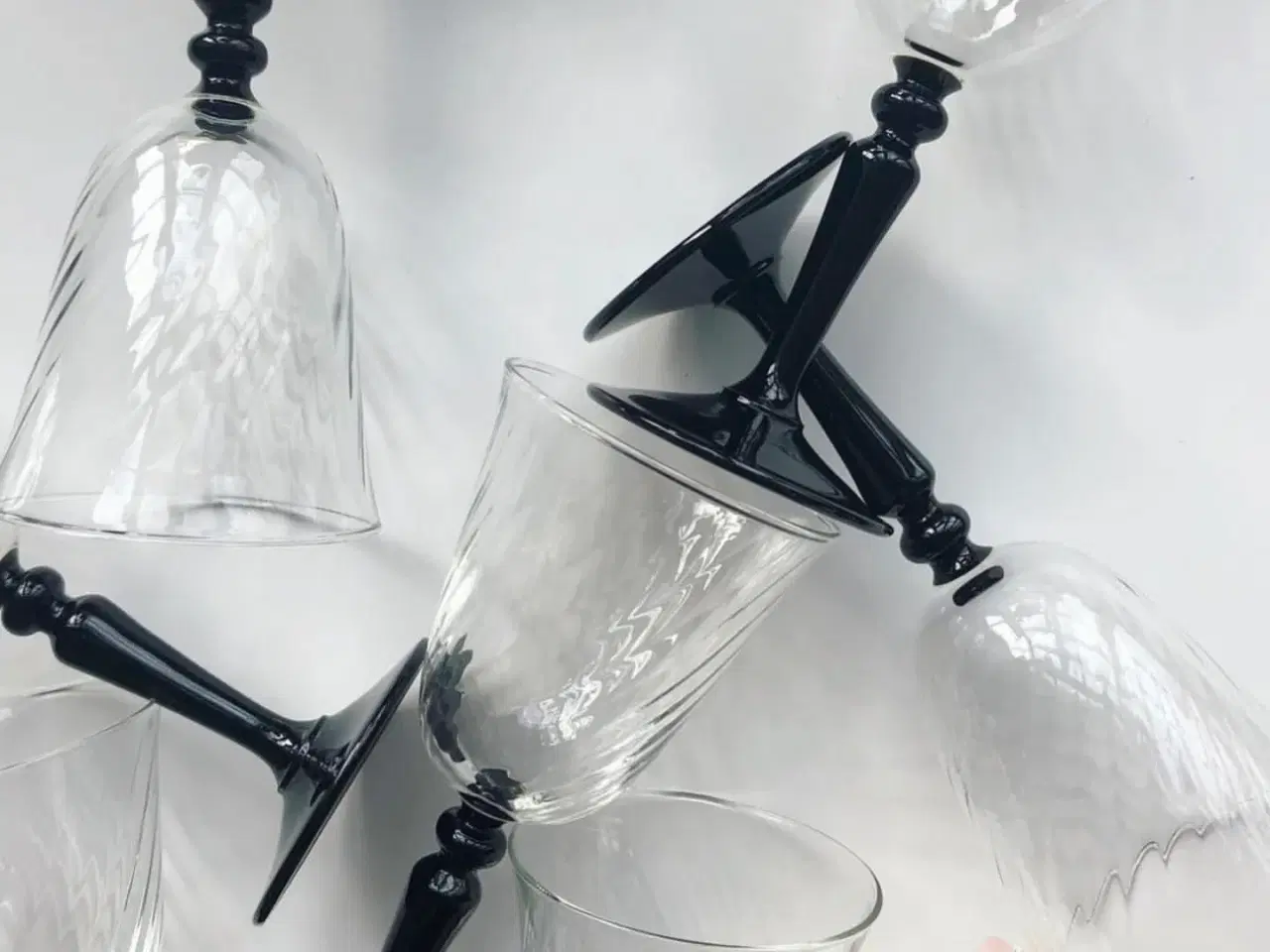 Billede 4 - Luminarc, hvidvin på sort fod m swirl, 9 stk samlet