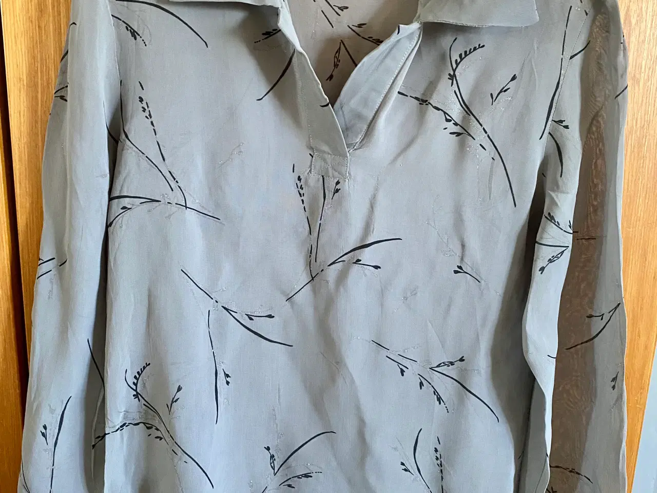 Billede 1 - Grå og lilla bluse i samme design