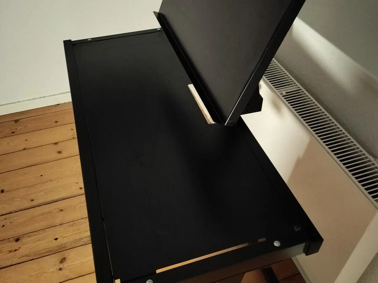 Billede 19 - DJ mixer og bord og højtaler med stativ m.m