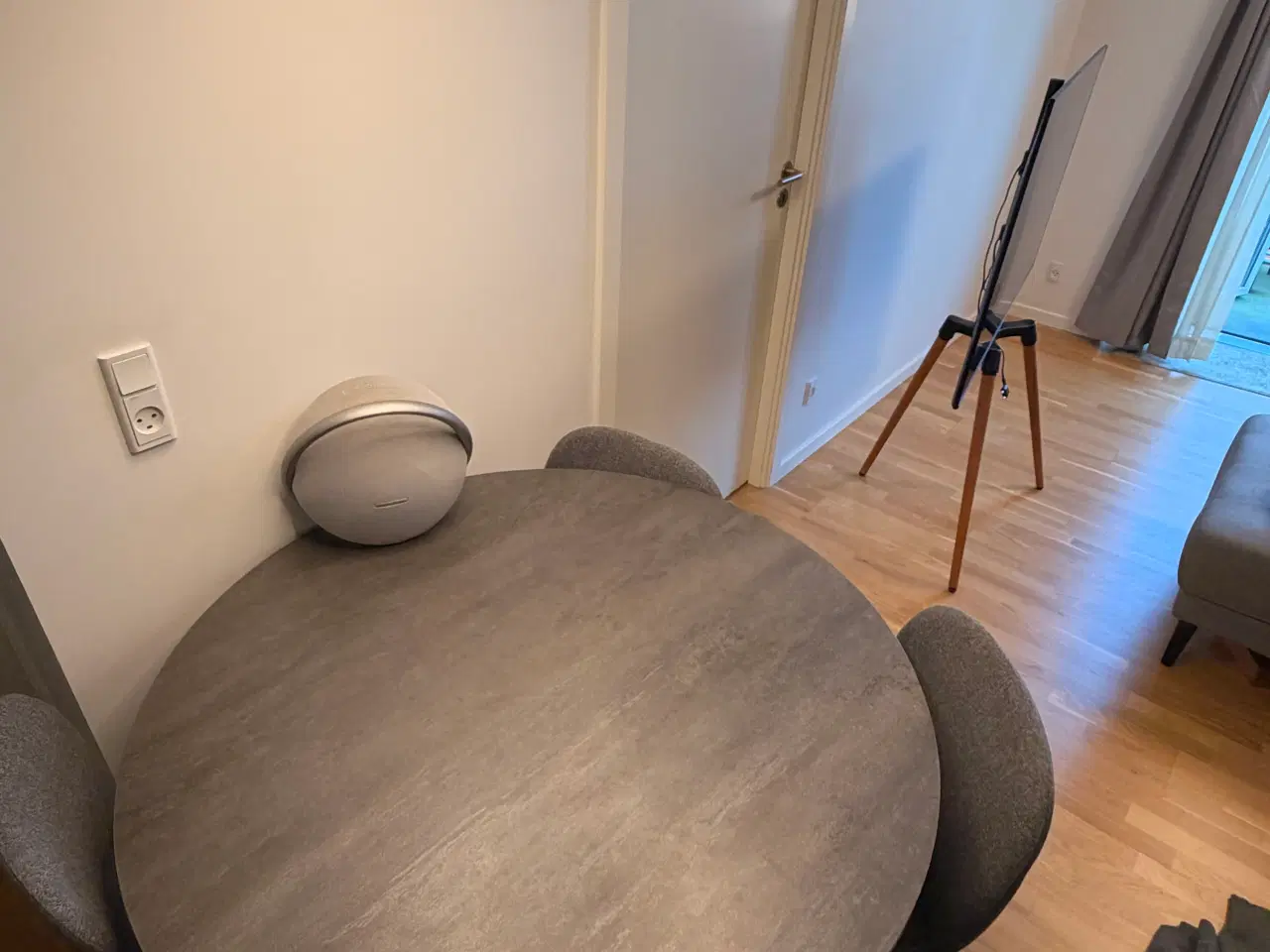 Billede 1 - Rundt spisebord m. 4 stole sælges samlet