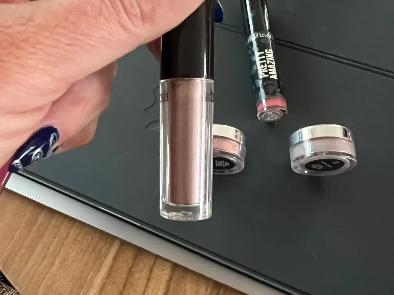 Billede 3 - Lækre nye Bare Minerals lipgloss og øjenskygger