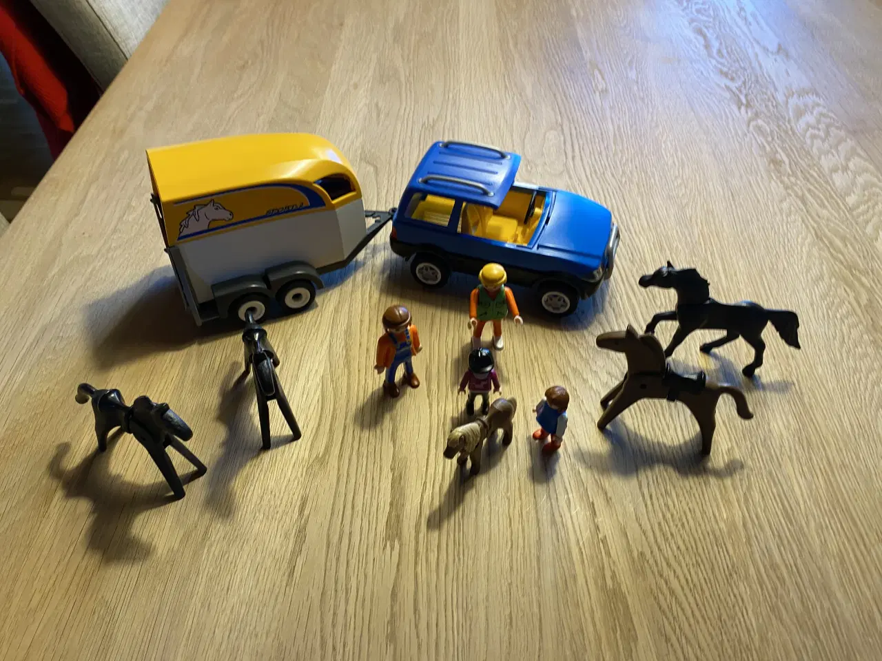 Billede 1 - Playmobil bil og hestetrailer 