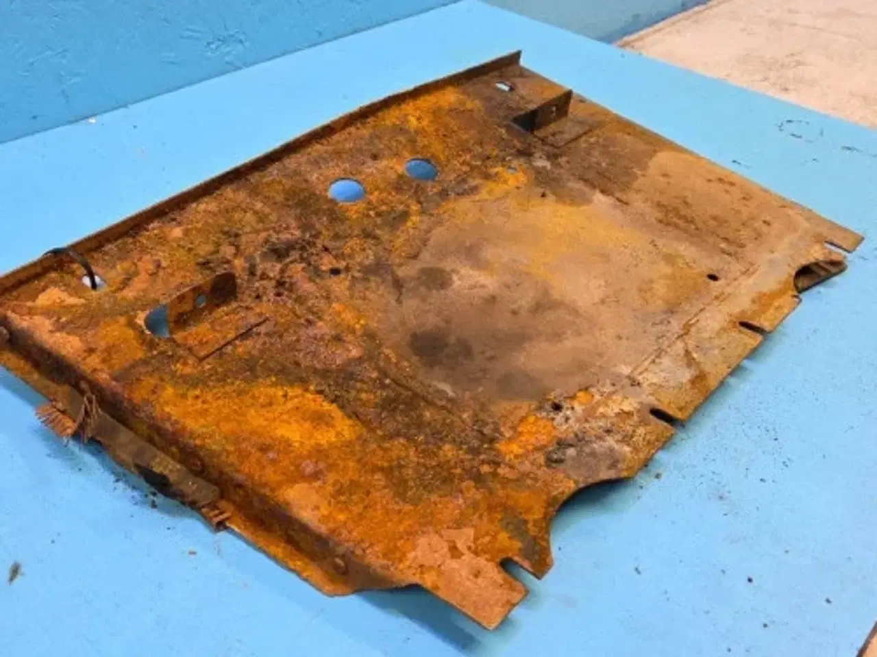 Billede 10 - Massey Ferguson 3085 Batteriholder 3387030M95