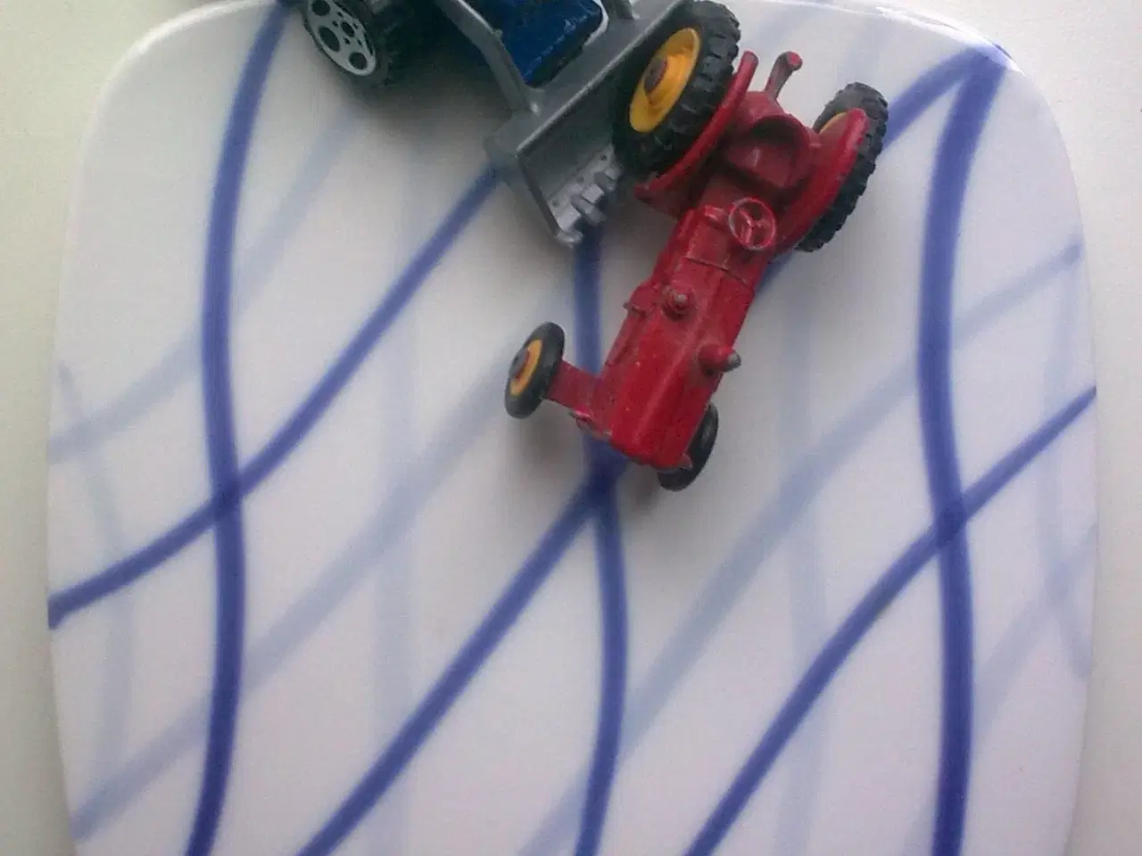 Billede 2 - Traktor ny og gammel sammen