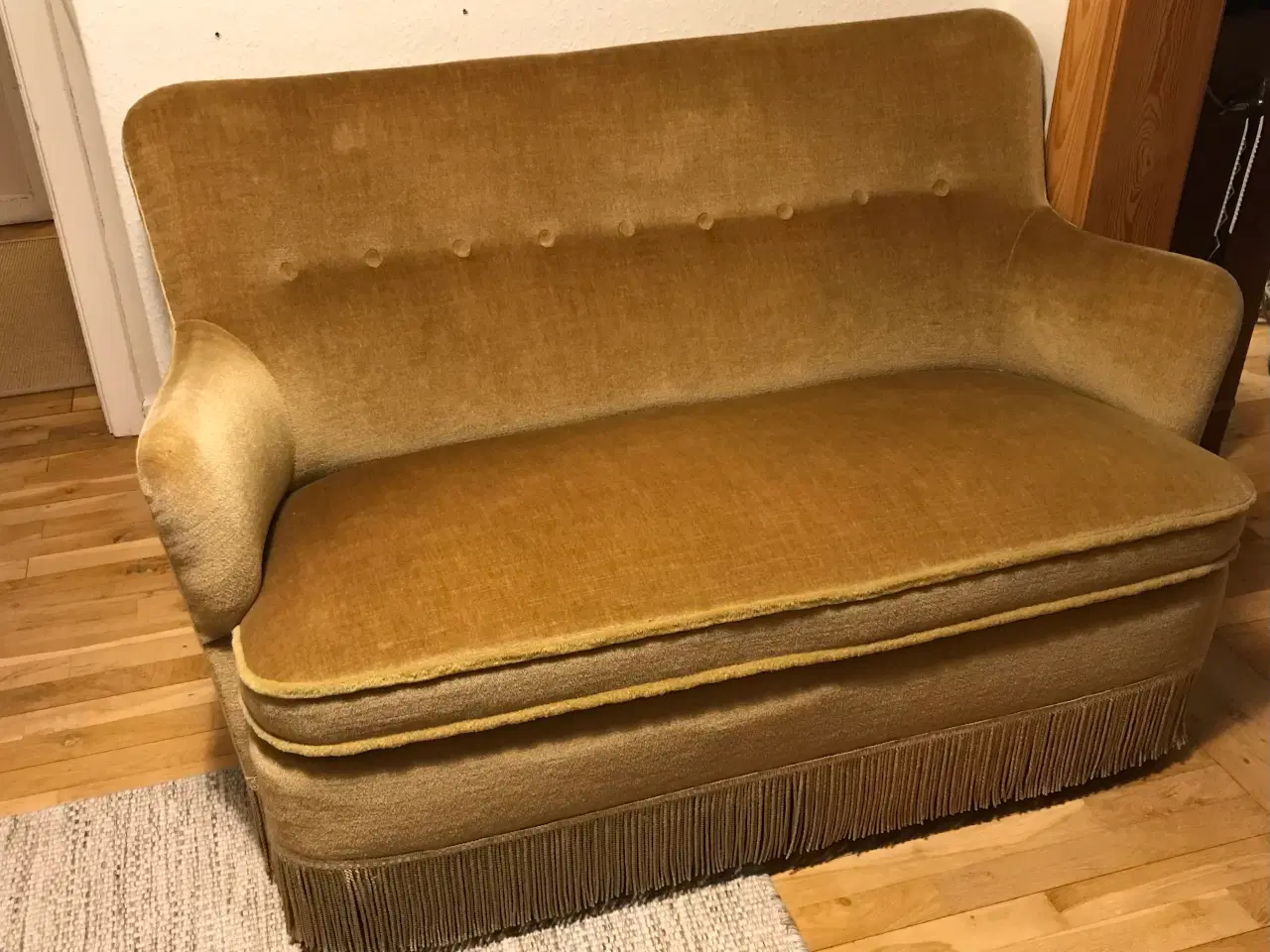 Billede 1 - Gylden 2 personers plys sofa med frynser