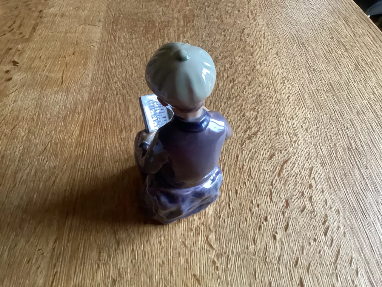 Billede 3 - DJ siddende dreng med kasket der læser i bog