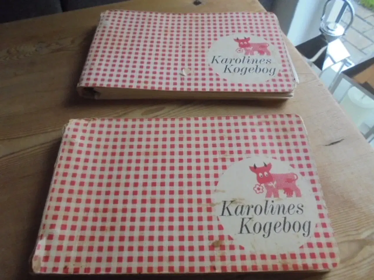 Billede 1 - Karolines Kogebog – 2 stk – noget slidte  