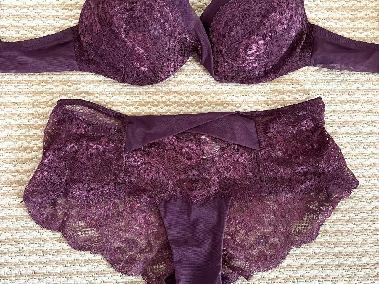 Billede 2 -  Femilet nyt blondebhsæt str 38